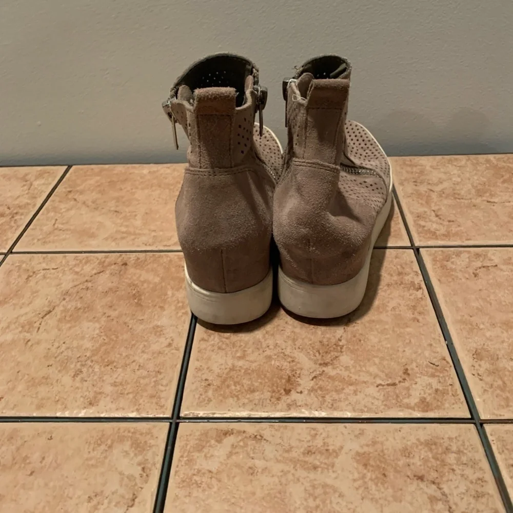Steve Madden Wedgie Wedge Sneakers in Taupe Size 7.5